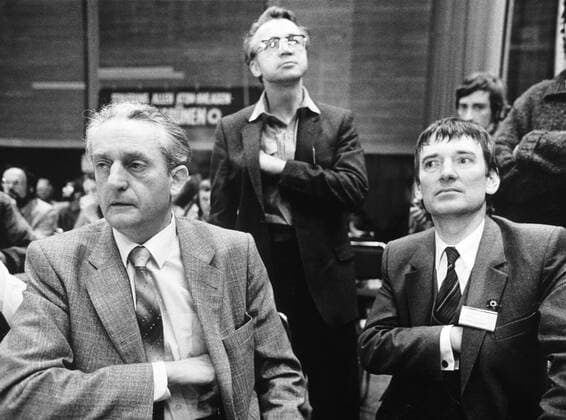 V.l.n.r. Herbert Gruhl, Rudolf Bahro, Otto Schily (alle GER Die Grünen) fummeln in ihren Jackett-Innentaschenl anlässlich der 3. Bundesversammlung der - Grünen - in Dortmund
