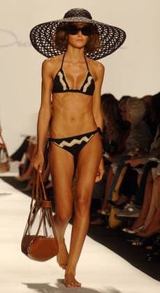 Model präsentiert einen gehäkelten Bikini zum Strohhut mit großer Krempe anlässlich der - Oscar De La Renta -Frühling Sommer 2007 Modenschau während der Olympus Fashion Week in New York  nyp2006091110