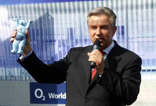Klaus Wowereit (GER SPD Regierender Bürgermeister Berlin) mit Bär als Beigabe zur feierlichen Grundsteinlegung für die Multifunktionshalle O2 World in Berlin