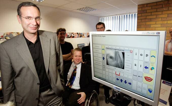 Harald Wolf (li., GER PDS Berliner Wirtschaftssenator) während der Übergabe von Computerarbeitsplätzen für Menschen mit Behinderungen im Technischen Jugendfreizeit und Bildungsverein in Berlin - Herr Wolf neben einem Rechner mit Augensteuerung
