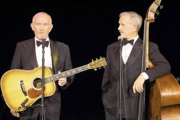 Komiker Tim (li.) und Dick Smother (beide USA Smothers Brothers) während eines Auftritts im Suncoast Casino in Las Vegas  (lvp2005012301)