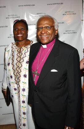Friedensnobelpreisträger Desmond Tutu (RSA Erzbischof von Kapstadt) mit seiner Tochter Thandi Tutu-Gxashe (RSA) anlässlich seiner Geburtstagsgala - Tutu, one Amazing Night of Celebration - in Beverly Hills