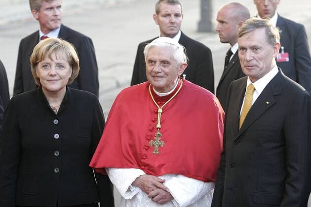 V.l.n.r. Bundeskanzlerin Angela Merkel (GER CDU), Papst Benedikt XVI.(GER) und Bundespräsident Horst Köhler (GER CDU) anlässlich der Ankunft des Papstes in München