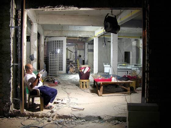 Einheimische in einem vom Tsunami zerstörten Haus auf Phuket - Thailand