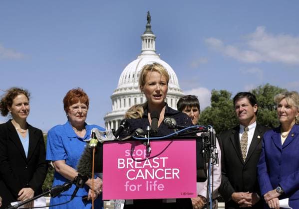 Sängerin Jewel (Mitte, USA) während einer Pressekonferenz für eine Gesetzesänderung zur Brustkrebsvorsorge vor dem Capitol in Washington D.C. -  (WAPG2006092006)