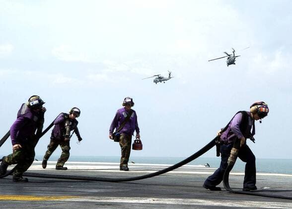 Soldaten der US-Armee mit Schläuchen zum Betanken der Seahawk-Helikopter während eines Hilfseinsatzes für die Opfer des Tsunamis in Banda Aceh -  (wax2005010203)