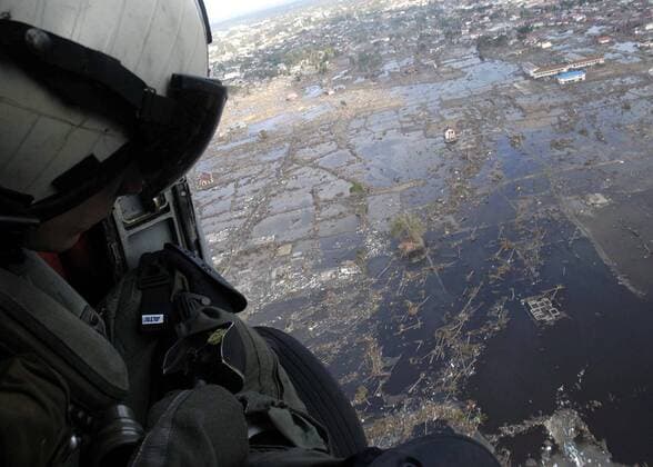 Soldat Timothy Sullivan schaut nach dem verheerenden Tsunami aus einem Helikopter der US-Armee auf das überschwemmte Banda Aceh -  (wax2005010227)