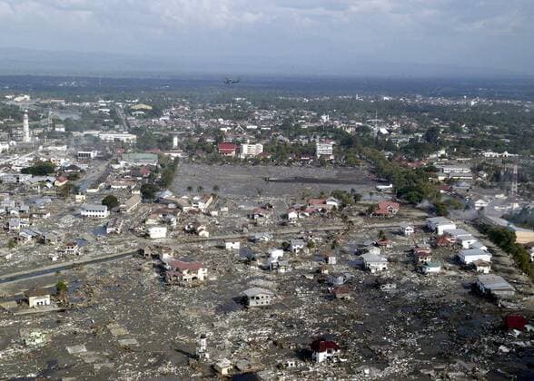 Verwüstetes Wohngebiet nach dem verheerenden Tsunami in Banda Aceh -  (wax2005010226)