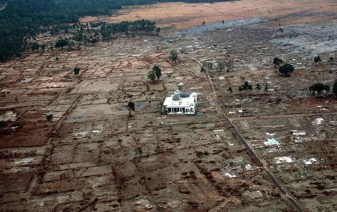 Moschee steht in einem ansonsten restlos verwüsteten Wohngebiet nach dem verheerenden Tsunami auf Sumatra -  (wax2005010471)