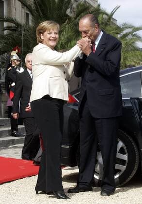 Staatspräsident Jacques Chirac (re., FRA) verabschiedet Bundeskanzlerin Angela Merkel (GER CDU) mit einem Handkuss nach dem gemeinsamen Dreier-Gipfel mit Präsident Vladimir Putin (RUS) in Compiegne, Frankreich -  par2006092308