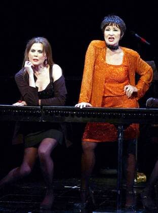 Schauspielerin Ann Reinking (li.) und Sängerin Chita Rivera (re. beide USA) anlässlich einer Gedenkfeier für den Komponisten Cy Coleman im Broadway Majestic Theatre in New York - (nyp2005011005)