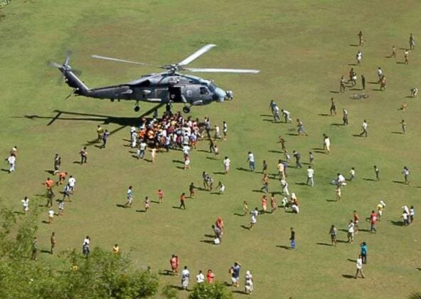 Amerikanischer Militärhelikopter bringt eine Hilfslieferung zu den Flutopfern - Tsunami-Katastrophe auf Sumatra -  (wax2005010772)