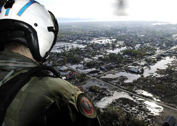Amerikanisches Militär begutachtet die Schäden nach der Tsunami-Katastrophe in Meulaboh auf Sumatra aus der Luft -  (wax2005010677)