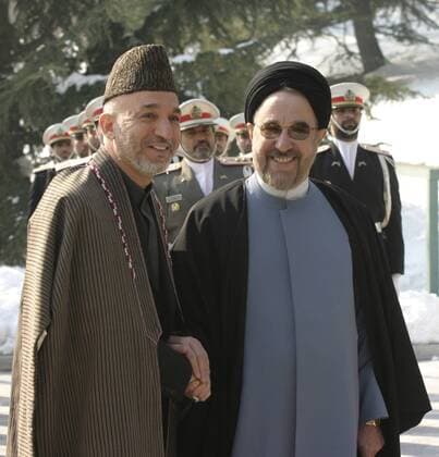 Präsident Hamid Karzai (li., AFG) zu Besuch bei Präsident Mohammad Khatami (IRI) in Teheran -  (irn2005012602)