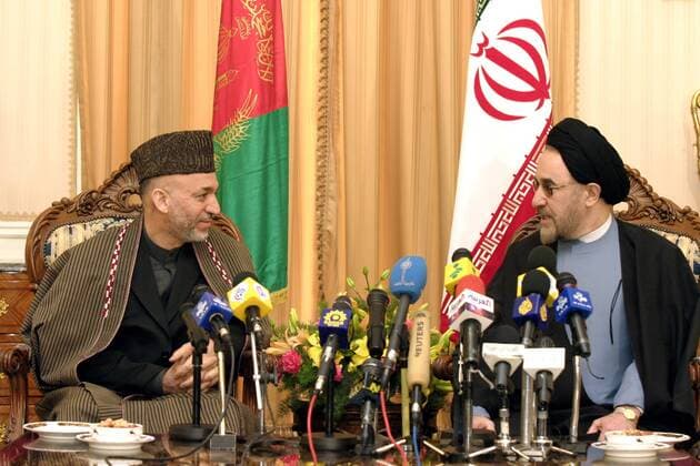 Präsident Hamid Karzai (li., AFG) und Präsident Mohammad Khatami (IRI) während einer Pressekonferenz in Teheran -  (irn2005012603)