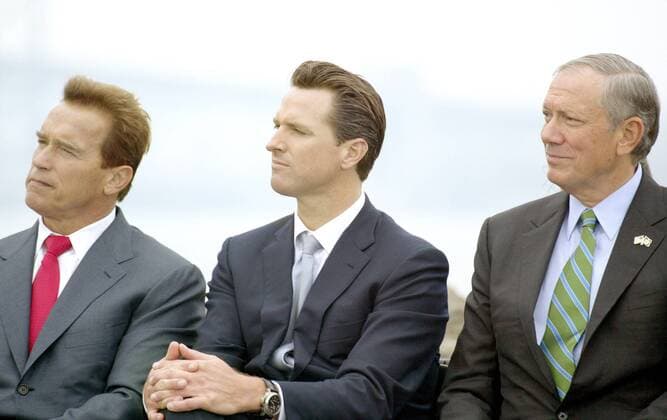 V.l.n.r.: Arnold Schwarzenegger (USA AUT Republikaner Gouverneur Kalifornien), Gavin Newsom (USA Bürgermeister San Francisco) und George Pataki (USA Gouverneur New York State) während der Unterzeichnung des California Global Warming Solutions Act of 2006 in San Francisco -  (KAJ2006092707)