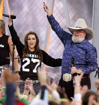 Sängerin Gretchen Wilson und Sänger Charlie Daniels (beide USA) während der Pre-Game-Show anlässlich der Super Bowl XXXIX in Jacksonville -  (sbp2005020625)
