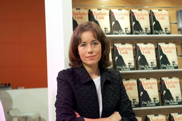 Schriftstellerin Charlotte Link (GER) mit ihrem neuen Roman - Das Echo der Schuld - während der Frankfurter Buchmesse