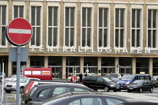 Parkende Autos vor dem Tempelhofer Flughafengebäude - Berlin