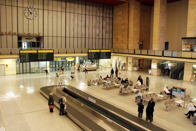 Wartende Passagiere im Flughafengebäude von Tempelhof - Berlin