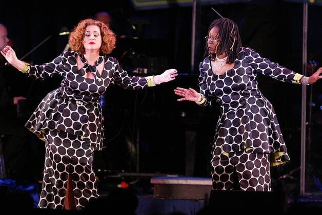 Schauspielerinnen Mary Testa (li., USA) und Whoopi Goldberg (re., USA) während des Musicals Guys and Dolls in New York -  NYP2004022387