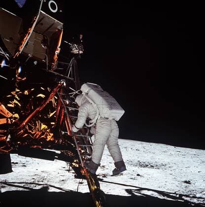 IMAGO History, Mondlandung der Apollo 11 am 20.07.1969 Astronaut Edwin Eugene - Buzz - Aldrin Jr. (USA) verlässt auf dem Mond die Mondlandefähre während der Apollo 11-Mission -  (was2004010903)