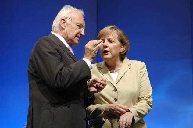 Bundeskanzlerin Angela Merkel (GER CDU) im Gespräch mit Edmund Stoiber (GER CSU Vorsitzender Ministerpräsident Bayerns) während des 71. Parteitages der CSU in Augsburg