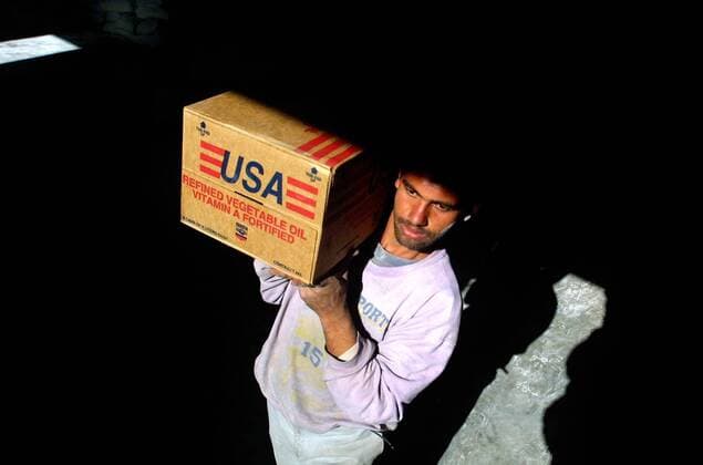 Palästinensischer Flüchtling trägt einen Kiste mit US-Hilfslieferungen über das World Food Program (WFP) in einem Flüchtlingslager in Rafah -  (GAZ2004011009)