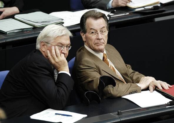 v.l.n.r.: Frank- Walter Steinmeier (GER SPD Bundesaußenminister) und Franz Müntefering (GER SPD Vizekanzler) im Deutschen Bundestag