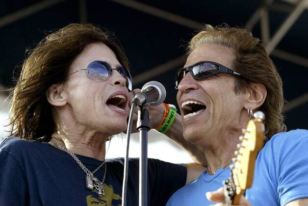 Sänger Steven Tyler (li., USA Aerosmith) und Gitarrist Richie Supa (USA) während eines Konzertes im Markham Park in Sunrise -  MIA2004120518