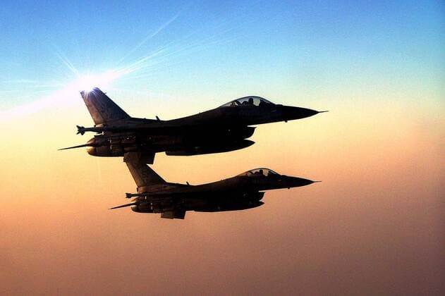 Kampfflugzeuge des Typs F-16 Fighting Falcons während eines Manövers in Asien -  (WAX2006101902)