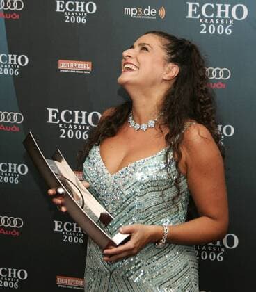 Preisträgerin Cecilia Bartoli (ITA Mezzosopranistin) freut sich über ihre Trophäe anlässlich der Verleihung des Echo Klassik 2006 in München