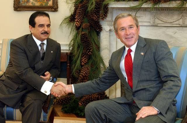 Präsident George W. Bush (re., USA) und König Salman ibn Hamad ibn Isa Al Chalifa (BRN) bei einem Treffen im Weißen Haus  (wap2004112905)
