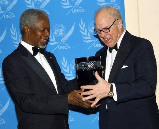 UN-Generalsekretär Kofi Annan (li., GHA) überreicht Dr. Hans Blix (SWE Chairman Weapons of Mass Destruction Commission) beim jährlichen UNCA-Dinner in New York den - Citizen of the World Award -  nyp2004120303