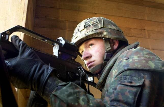 Bundeswehrsoldat wird im UN-Ausbildungszentrum Hammelburg auf seinen Auslandseinsatz vorbereitet