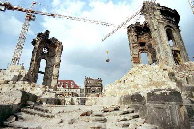 Abtragen der Trümmer - Vorbereitungen zum Wiederaufbau der Frauenkirche in Dresden