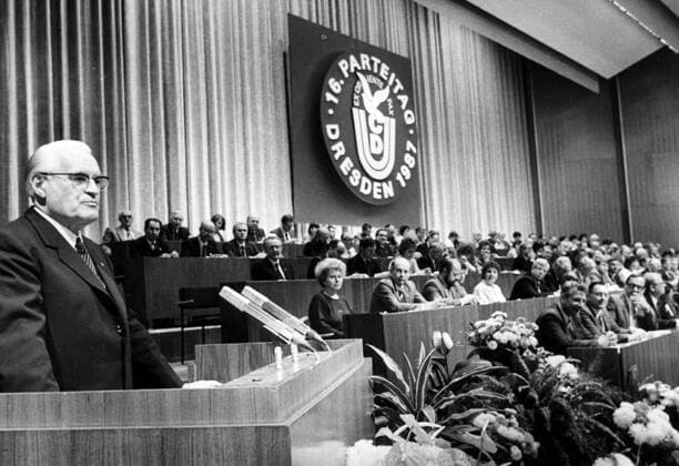 Gerald Götting (vorn li., GDR Vorsitzender CDU Deutschlands) anlässlich des 16. Parteitages der CDU Deutschlands (CDU der DDR) im Kulturpalast in Dresden