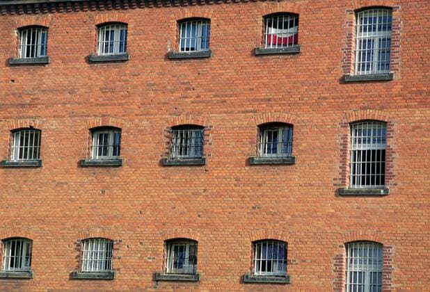 Vergitterte Fenster der Justizvollzugsanstalt in Siegburg