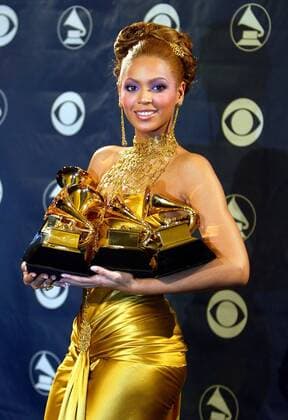 Sängerin Beyonce Knowles (USA) posiert mit ihren fünf Grammys anlässlich der 46. Annual Grammy Awards im Staples Center in Los Angeles -  lap2004020899