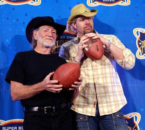 Sänger Willie Nelson und Sänger Toby Keith (beide USA) anlässlich einer Pressekonferenz für die - Super Bowl Show 2004- in Houston  SBP2004013016