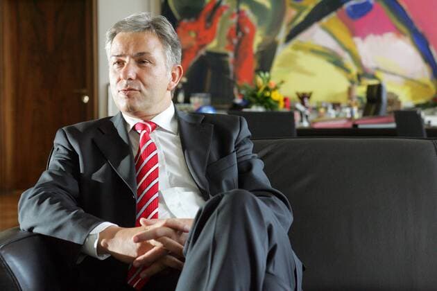 Klaus Wowereit (GER SPD Regierender Bürgermeister Berlin) in seinem Arbeitszimmer im Roten Rathaus