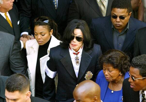 Sänger Michael Jackson, seine Schwester Janet Jackson (li.) und seine Mutter (re.) auf dem Weg ins Gericht von Santa Maria in Kalifornien  LAP20040304201