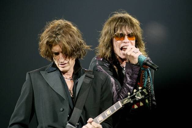 Musiker Joe Perry (li.) und Sänger Steven Tyler (beide Aerosmith USA) während eines Konzertes in Sunrise, Florida -  (MIA2004040321)