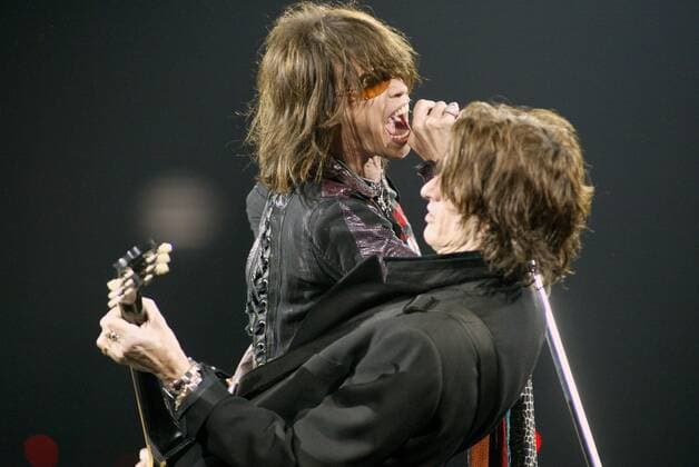Sänger Steven Tyler und Gitarrist Joe Perry (re., beide Aerosmith USA) während eines Konzertes in Sunrise, Florida -  (MIA2004040331)