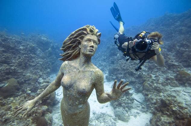 Fotografierende Taucher vor der Statue einer Meerjungfrau in der Karibischen See -  (AMu0169)