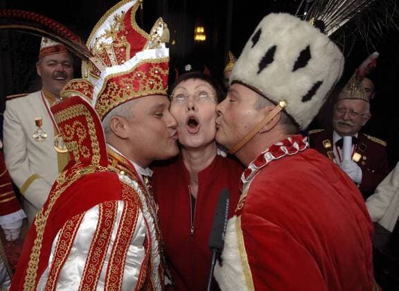 Ingeborg Junge-Reyer (GER SPD Senatorin für Stadtentwicklung) wird von Prinz Klaus I. und Bauer Karsten (re.) anlässlich des Auftakt zum Karneval beläsigt