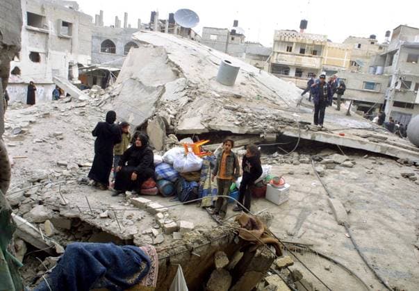 Palästinenser in den Trümmern ihres Hauses nach einem israelischen Luftangriff in Rafah im südlichen Gazastreifen -  (gaz2003122450)