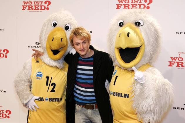 Axel Schreiber gestorben Schauspieler Axel Schreiber (GER) mit Maskottchen anlässlich der Premiere des Films - Wo ist Fred? - in Berlin