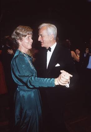 Bundespräsident Richard von Weizsäcker (GER) tanzt mit Ehefrau Marianne anlässlich des Bundespresseballs 1985 in Bonn