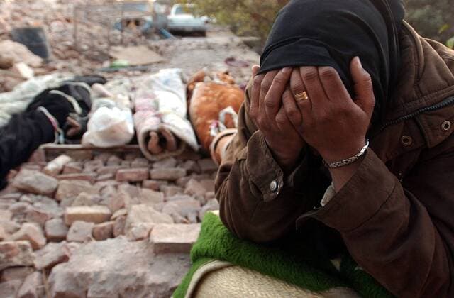 Einheimische Frau trauert um ihre während eines Erdbebens in Bam im Iran getöteten Angehörigen -  (irn2003122701)